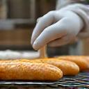 Boulanger préparant du pain dans un atelier garanti sans gluten